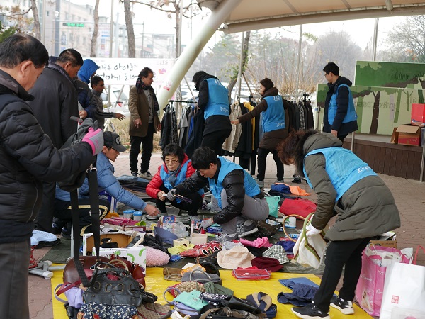  손꼽아 기다리는 사람이 늘어나는 안산다문화센터 나비장터