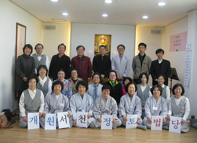 서천법당이 전법의 문을 열던 날(앞줄 오른쪽 끝이 고정희 님)