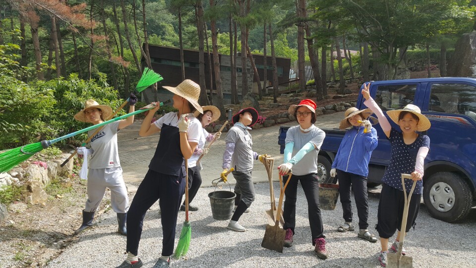 <깨달음의장> 바라지 모습 (제일 오른쪽 삽 든 사람이 임귀분 님)