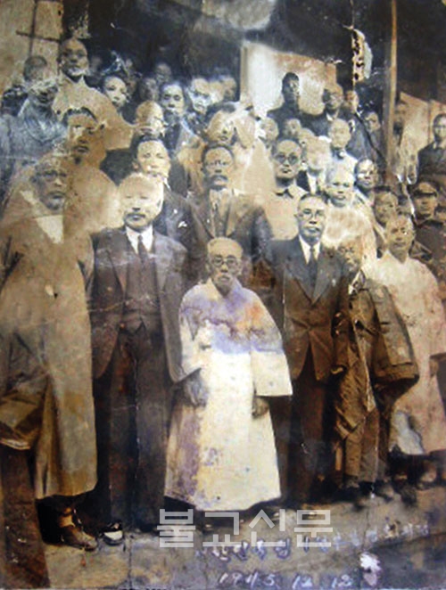 1945년 해방 후 대각사를 방문한 김구 선생과 30명의 임시정부 요인들. 2017년에 공개됨
