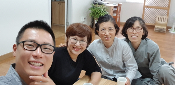 왼쪽에서 두 번째 정지혜 님. 인터뷰하면서