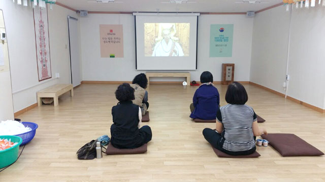 모둠법회 법문을 듣고 있는 도반들. 모둠법회에서 스님은, ‘번뇌가 일어나는 것은 자연스러운 것이며, 내가 참회하는 마음을 내면 된다. 오직, 남이 어떻든 관여하지 말고 자기를 보라. 그래야 해탈의 길로 갈 수 있다.’라고 하셨습니다. 법회 후 '남을 보지 말고 나를 보라고 하셨는데, 늘 됐다 안됐다 반복하고 있다. 크게 보다는 작게라도 알아차리는 나를 보며 많이 편안해졌다.'라고 한 도반이 나누기를 했습니다.