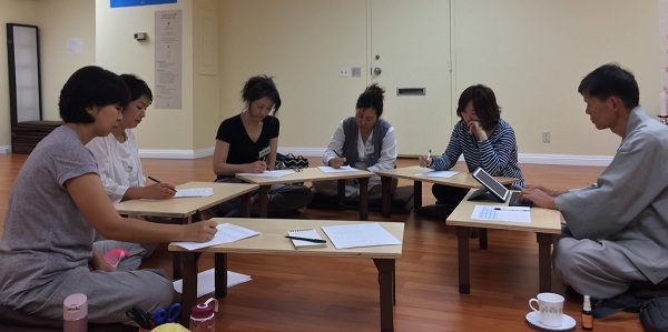 법사님이 주신 질문지에 진지하게 답을 쓰고 있는 샌디에고 도반들 법사님이 주신 질문지에 진지하게 답을 쓰고 있는 샌디에고 도반들