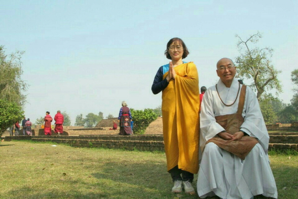 올 1월 인도 성지순례지에서 금강경이 설해진 기원정사에서 법륜스님과 함께 했다. 사진 왼쪽이 백현숙 님.