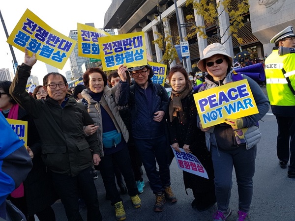 한반도평화대회에 참석하여 광화문에서 도반들과 열심히 행진 중인 김순옥님.(왼쪽에서 두 번째)

