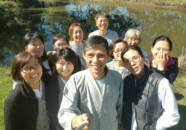 지난달 시드니에서 있었던 정일사 수련에서 법사님과 한 컷 - 뒷 줄 왼쪽에서 첫 번째에 김미선 님 지난달 시드니에서 있었던 정일사 수련에서 법사님과 한 컷 - 뒷 줄 왼쪽에서 첫 번째에 김미선 님