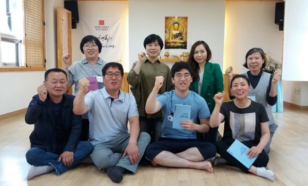 불교대학 도반들과 함께한 문지성 님(아랫줄 오른쪽 두 번째)과 의리형님들(아랫줄 왼쪽 첫째 둘째)