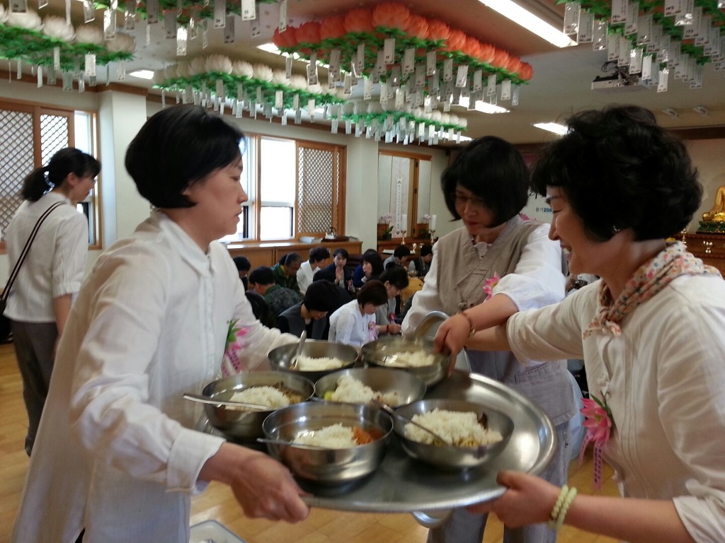 주간.저녁, 봄.가을, 불교대.경전반 학생들 모두 함께 공양 배식에 참여했어요.