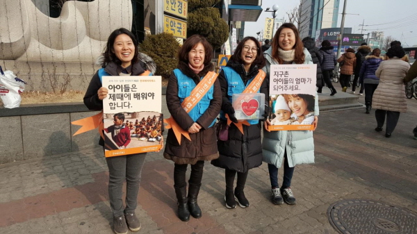 도반들과 함께 환하게 웃으며(왼쪽에서 세 번째)