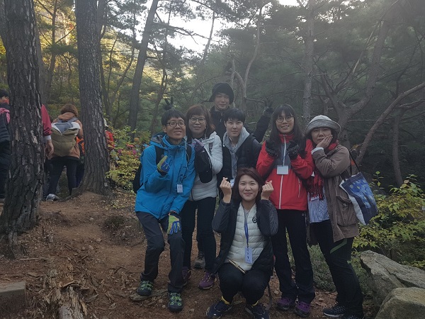 가을불교대학 남산순례 _ 앉아 있는 분이 이기정 님