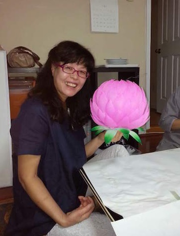 직접 만든 연등을 들고 있는 최제인 님