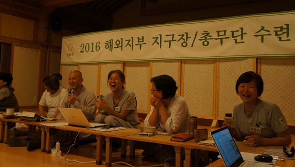 왼쪽부터 이기혜 님, 묘덕법사님, 유수스님, 무변심법사님, 김은숙 님, 박종숙 님