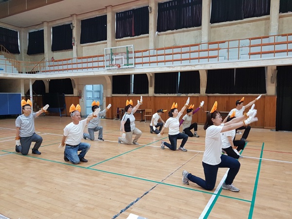 어려운 동작을 조금씩 맞춰가는 참가자들
