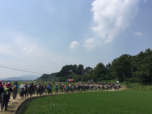 능지탑으로 향하는 길, 불볕더위도 막지 못한 통일의병의 행렬