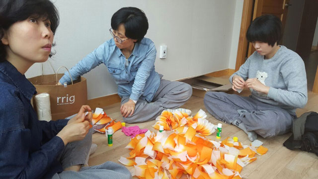 연등 만들기를 하며 저절로 태교 중인 김민지 님(맨 오른쪽)