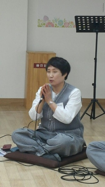 불교대학 수업 후 나누기 중인 이경희 님