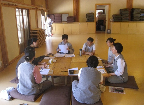 즐거운 모둠활동 시간. 세계 곳곳에 있는 정토법당/법회의 얘기를 들으면서 공감도 되고 아이디어도 얻는 유익한 시간이었습니다. 즐거운 모둠활동 시간. 세계 곳곳에 있는 정토법당/법회의 얘기를 들으면서 공감도 되고 아이디어도 얻는 유익한 시간이었습니다.
