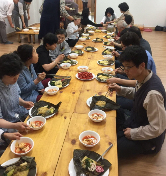 봉축법요식이 끝나고 도반님들과 맛난 공양 함께 했습니다. 연잎밥의 향기가 전달되면 좋겠습니다!
봉축법요식이 끝나고 도반님들과 맛난 공양 함께 했습니다. 연잎밥의 향기가 전달되면 좋겠습니다!