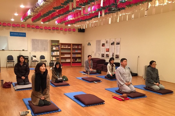 아침 일찍부터 모여 새해맞이 기도를 하려는 도반들~ 둘째 줄 가운데가 이예신 님