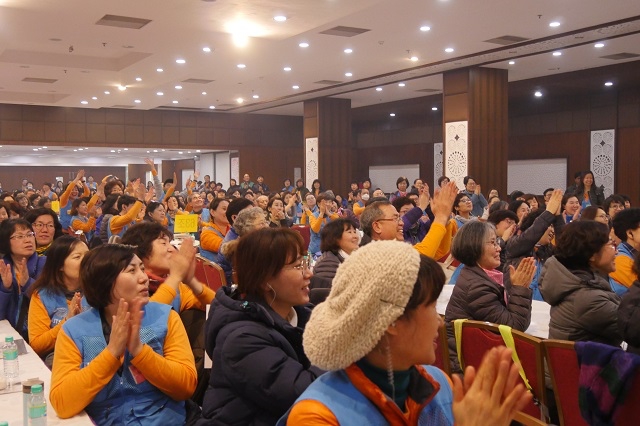 버스 드라이버와 조수(컨덕터) 소개에 참가자들이 감사함을 담아 환호를 보냈습니다. 