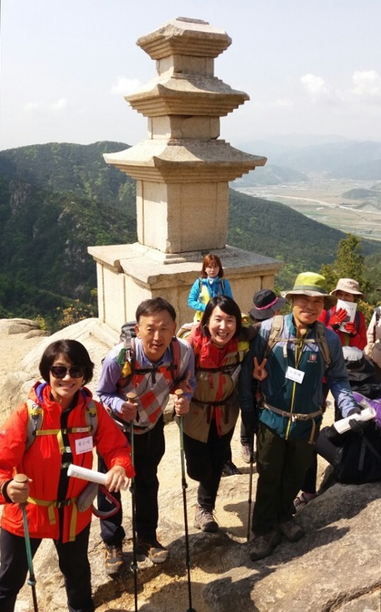 경주 남산 순례 (왼쪽에서 세 번째가 주인공)