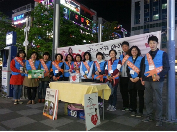 매달 셋째 주 금요일 진행되는 JTS 거리 모금 (왼쪽에서 두 번째) 제비뽑기로 모둠별 진행하게 되어 늘어난 봉사자