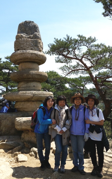 도반들과 남산 순례 중에 (제일 왼쪽에 이영숙 님)