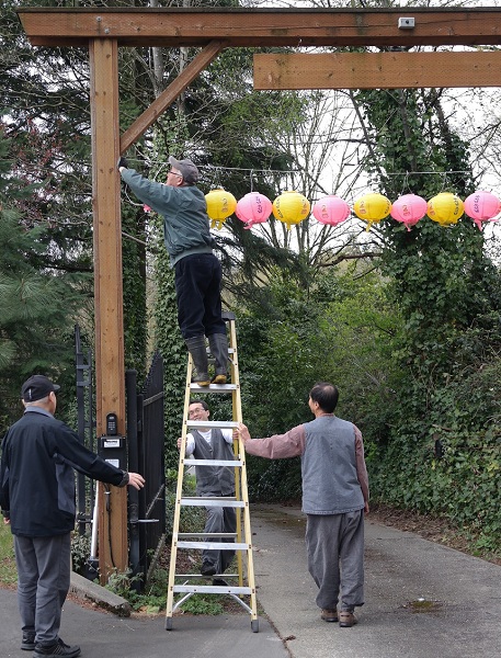 조화롭게 연등을 다는 남자 도반들 (왼쪽부터 최재동 님, 김학로 님, 박현수 님, 하주홍 님)