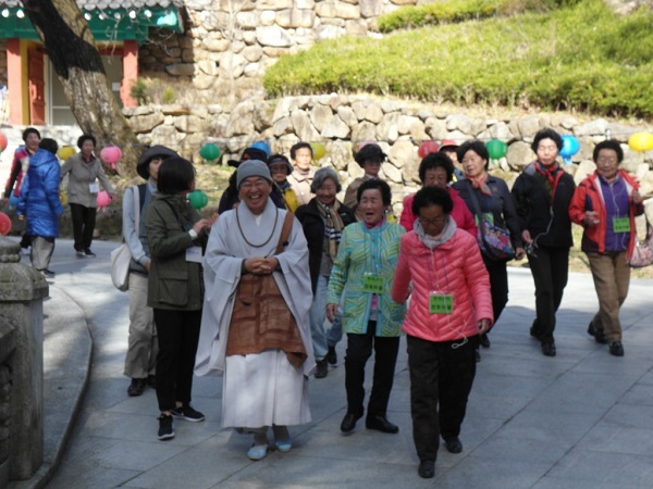 즐겁게 담소를 나누며 거니는 법륜스님과 어르신들.