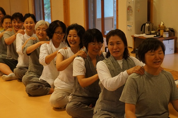 서로 어깨 주물러주며 정도 더 들고요.