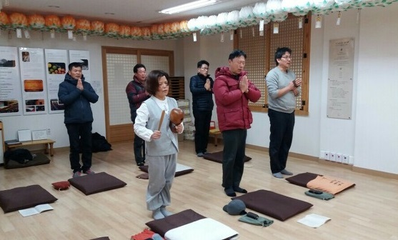 수행 맛보기 이후 토요 새벽정진에 참여중인 삼총사(뒷줄 세 명)와 안정근 님(앞줄 왼쪽)