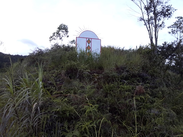 밀림길로 접어 드는 길목에 원주민 마을이 있음을 알리는 표지판