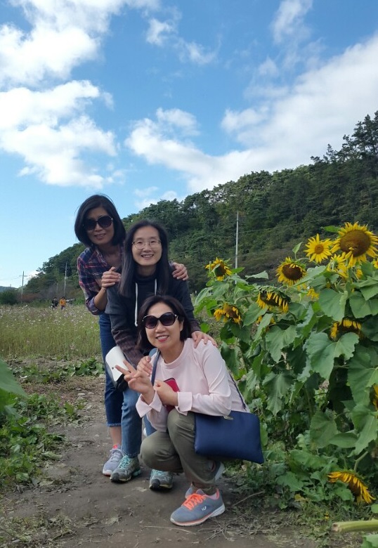 (앞쪽부터) 첫 번째 김이순, 두 번째 손조형, 세 번째 백경
경주 남산 순례 모습입니다.