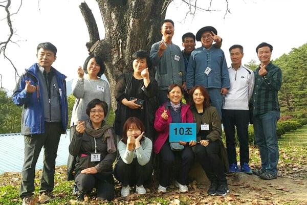 경전반 특강수련 중 도반들과 함께 양경순 님(앞줄 맨 왼쪽)