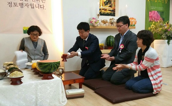 부처님 오신 날 행사에 참석한 문규철·이명순 부부(오른쪽 첫째와 둘째)