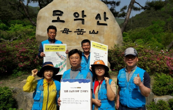 도반들과 함께한 모악산 정토회 홍보 (앞줄 왼쪽 두 번째가 이장규 님)