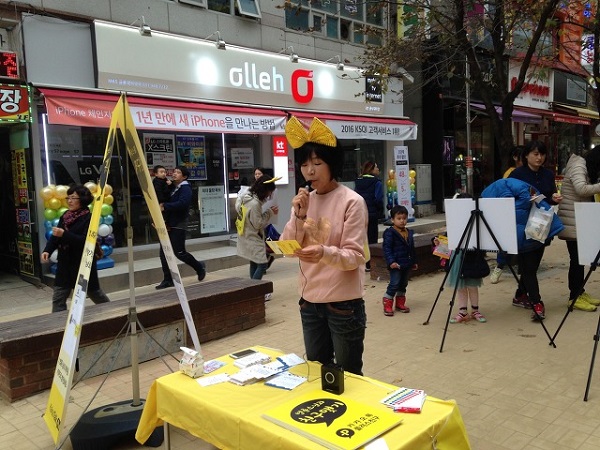  법륜스님과 카카오 플러스 친구 맺기 홍보 노래 중인 파주법당 노복희 님