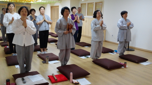 다른 날과 다르게 예불에 임하는 마음가짐이 달랐습니다. 수원정토회의 발전이 눈으로 보이는 과정을 본 모든 담당자님의 마음 한켠이 뭉클했습니다.