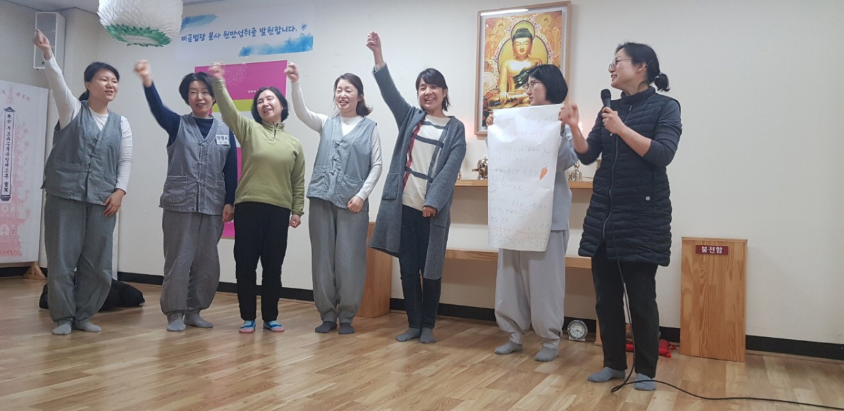 봄불교대학 홍보 발대식에서 허서현 님(왼쪽 첫 번째)과 민혜숙 님(가운데)