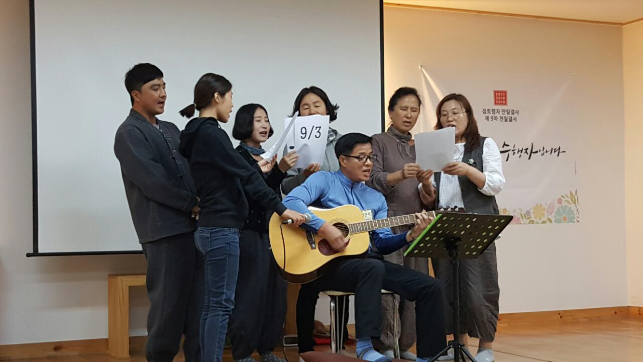 부산울산지부에서는 기타연주와 함께 합창을 불렀습니다. 부산울산지부에서는 기타연주와 함께 합창을 불렀습니다.