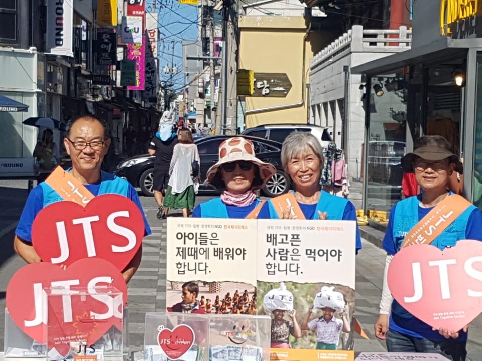 맨 왼쪽이 안병준 님. 작은 선행으로 굶주리는 아이들이 마음껏 먹으며 미래를 꿈꿀 수 있다는 생각에 가슴이 벅차다고 합니다. 