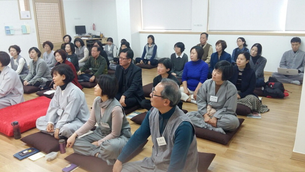 개원법회를 맞아 무변심 법사님의 법문을 듣고 있는 도반들의 표정이 진지합니다.