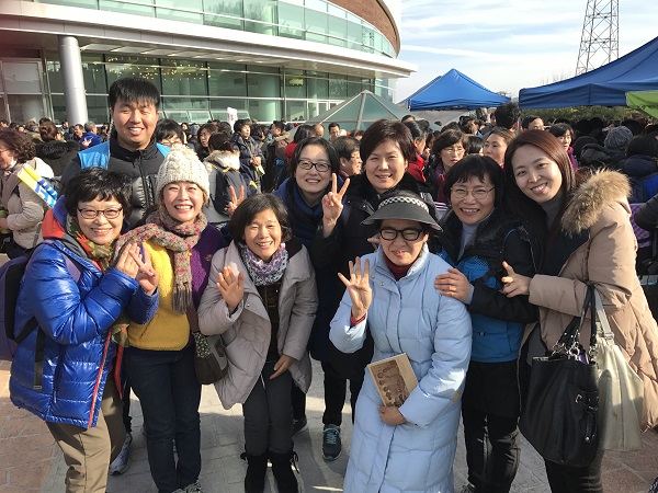 입재식에서 만난 <깨달음의장> 동기들(앞줄 왼쪽에서 두 번째가 김미경 님)