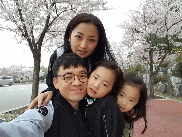 집 앞에 만개한 벚꽃을 보며 산책 중에 찍은 가족사진