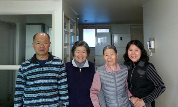 정토불교대학 도반인 가족들 (왼쪽부터 남동생 윤명한 님, 윤갑선 님, 친정어머님 김춘우 님, 여동생 윤숙이 님)