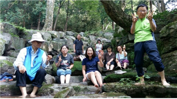 경전반 나들이에서 즐거운 한때를 보내고 있는 장미애 님 (오른쪽에서 두 번째)