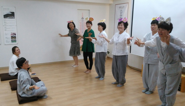 선배도반들의 흥겨운 축하공연, 아싸!