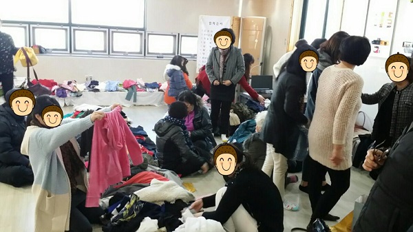 물건 고르기에 한창인 윗동네 이웃들