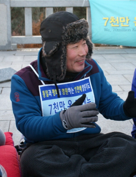 2015년 임진각 만 배 정진을 끝내고 나누기하는 이만영 님