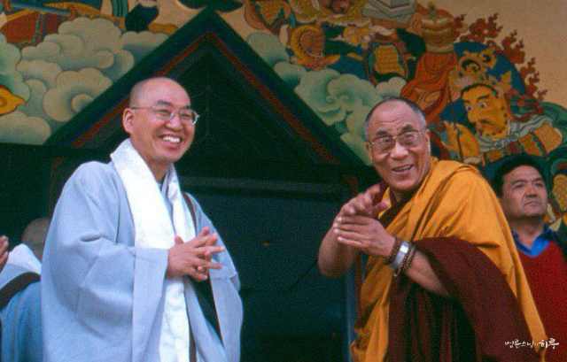 2003년, 인도 수자타아카데미를 방문한 달라이 라마